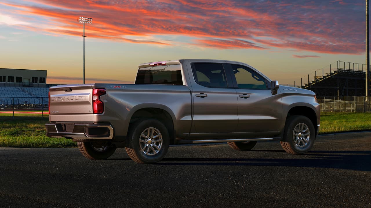 La línea Silverado contará también con una nueva versión del motor
<b>turbo diésel Duramax</b> de 6 cilindros en línea sobre la cual no obtuvimos cifras de rendimiento y desarrollo, pero que según Chevrolet superará a la competencia. La transmisión es una nueva caja de cambios automática de 10 velocidades.