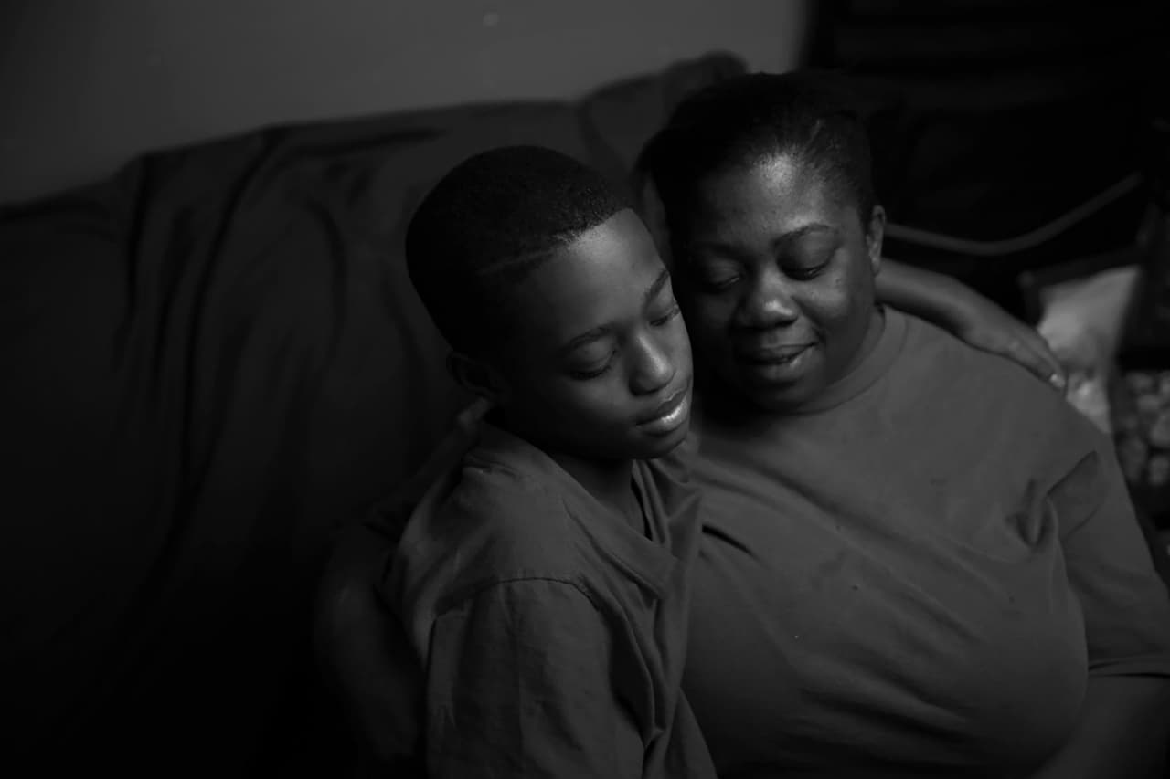 <b>El niño sobreviviente de un tiroteo en Chicago. </b> Tavon Tanner se sienta con su madre, Mellanie Washington.