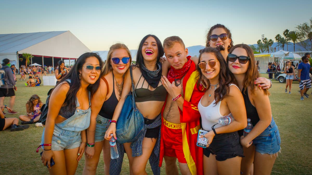 Un boxeador con muchas chicas.