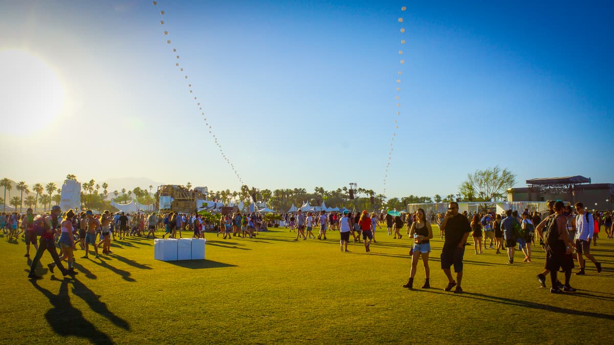 Las tradicionales bolas inflables que hacen parte del adorno del festival.