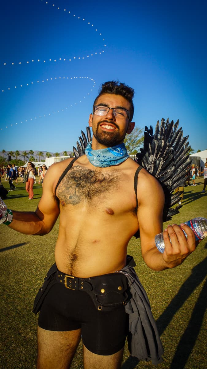 Un angel con alas negras.