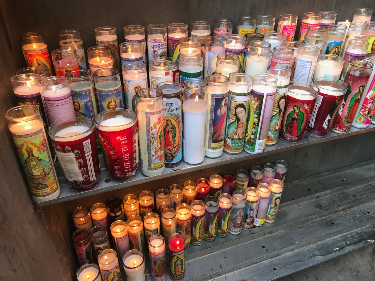 Cientos de feligreses se reunen en la Catedral de Dallas para celebrar a la Virgen de Guadalupe.