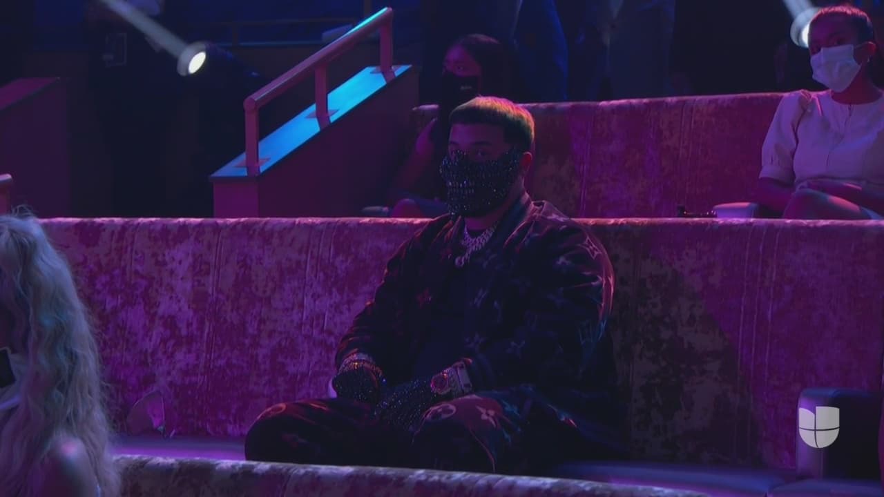 Desde su lugar, Anuel celebraba las palabras de agradecimiento que emitía su novia.