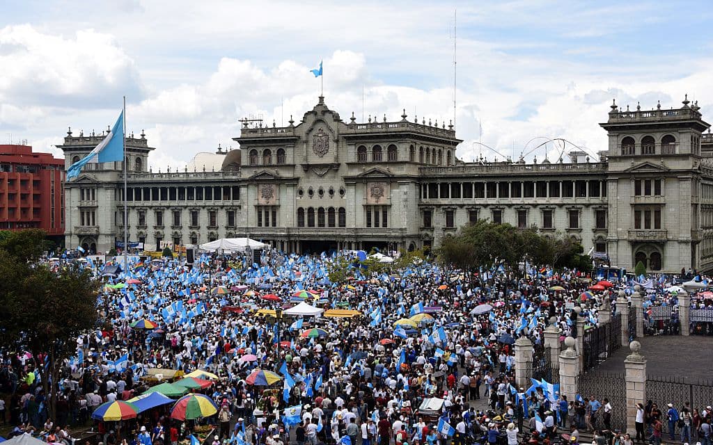 La Guatemala de 2022 apenas se parece a la que en 2015 vivió su "primavera" de protestas contra la corrupción y la consiguiente desigualdad en el país. El entonces presidente Otto Pérez Molina y su vicepresidenta Roxana Baldetti tuvieron que renunciar y ahora cumplen condena en la cárcel por delitos de corrupción. Ese periodo se cerró en 2019 con la decisión abrupta del presidente Jimmy Morales de 
<a href="https://www.univision.com/noticias/america-latina/el-presidente-de-guatemala-expulsa-al-jefe-de-la-mision-de-la-onu-que-pidio-investigar-financiacion-electoral-ilicita-en-su-partido">expulsar de Guatemala a la Comisión Internacional Contra la Impunidad (Cicig)</a> de la ONU.