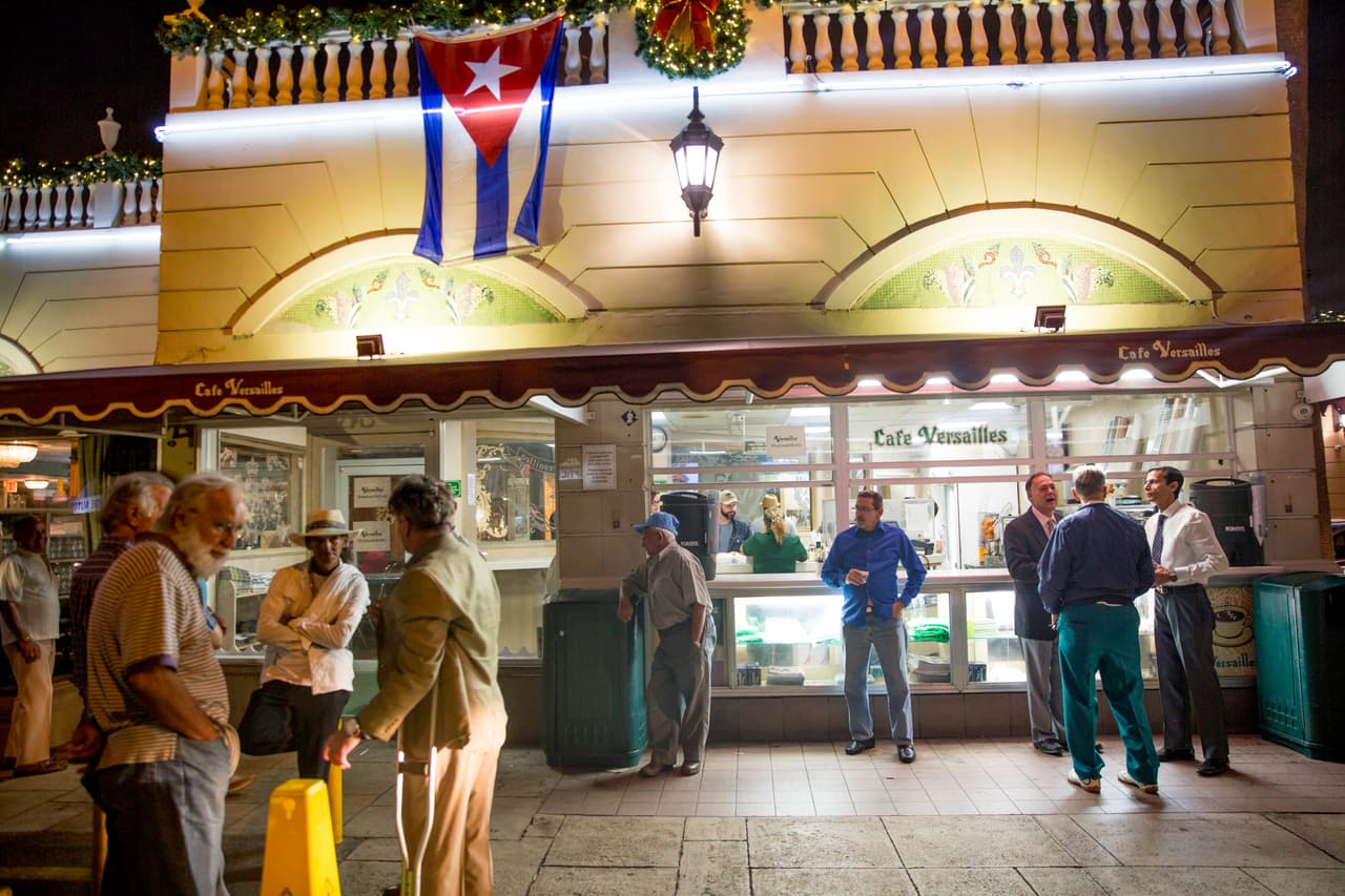 Fundado hace 41 años por un cubano que combatió en el desembarque de Bahía Cochinos, este restaurante ubicado en el corazón de la Calle 8 se convirtió -como dicen los hombres mayores que lo frecuentan- en la “alcaldía del exilio”.