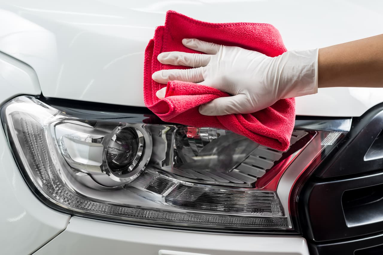 El último paso será aplicar el pulimiento líquido para plásticos. Hazlo con un trapo seco y limpio o con la máquina pulidora y pásala por toda la superficie hasta obtener el brillo que deseas.