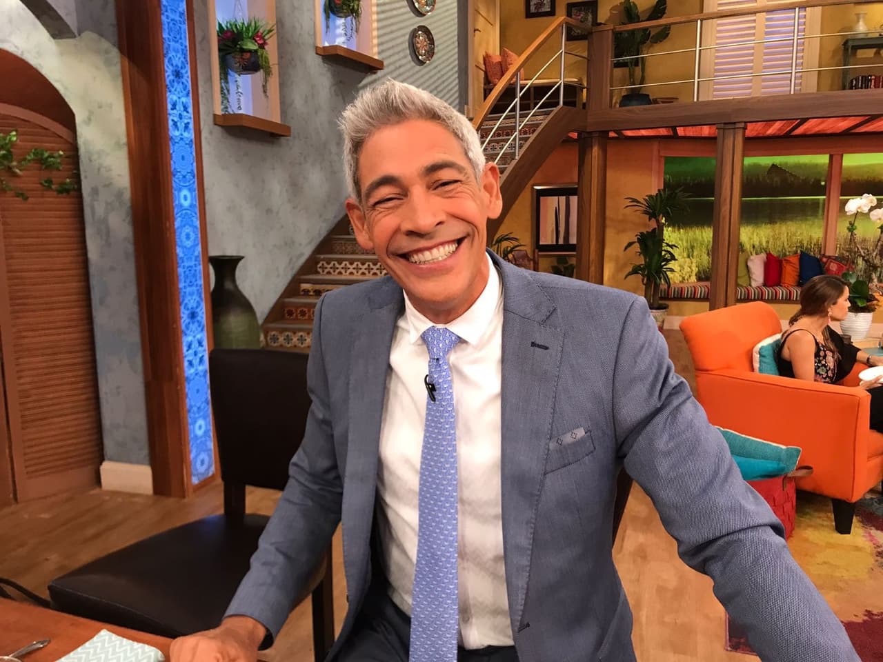 Aunque las opiniones fueron encontradas, Johnny confesó estar feliz con sus canas, pues ya estaba un poquito cansado de pintarlas.