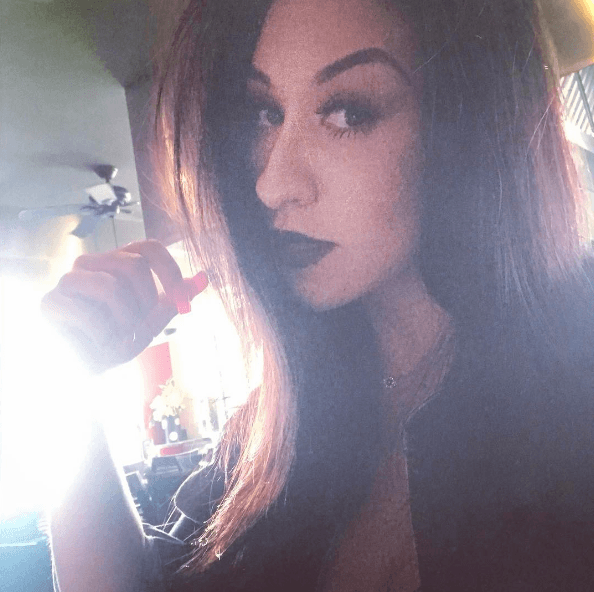 Ella decidió seguir los pasos de sus padres, por lo que está iniciando una carrera musical.