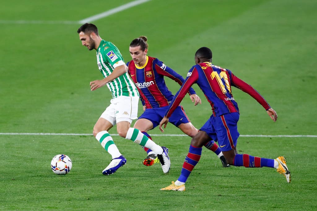 Gracias a los goles de Lionel Messi, autogol de Víctor Ruíz y gol de Trincao, el Barcelona vence 2-3 al Real Betis, empatan al Real Madrid con 43 unidades y se quedan con el segundo lugar de la tabla.