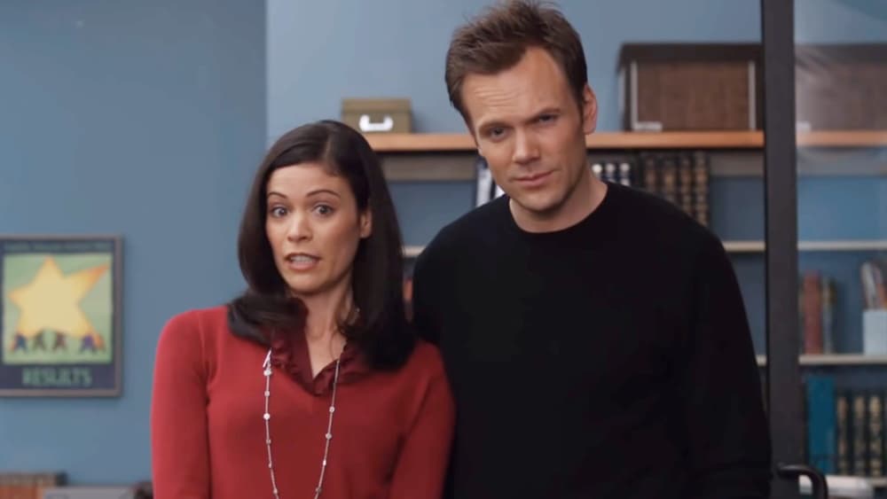 <b>'Community' tendrá una película</b>
<br>
<br>Dan Harmon, creador de 'Community', confirmó que se realizará una película basada en la popular sitcom del 2009. En una entrevista con 'The Wrap', el productor aseguró que existen conversaciones y acuerdos al respecto, aunque todavía no puede dar una fecha de estreno ni información exacta acerca de si se proyectará en cines o será exclusiva de algún servicio de streaming.
<br>
<br>Tampoco se reveló nada acerca del regreso del elenco original de la serie para este nuevo proyecto. A 13 años de su estreno, los actores de 'Community' han seguido sus propios caminos.