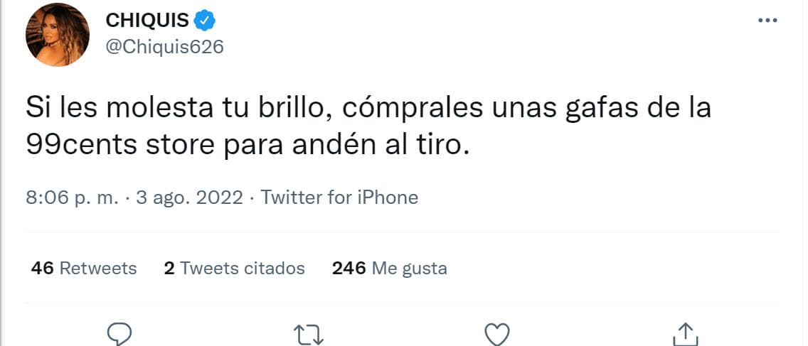 Chiquis también publicó otro tuit sin aparente destinatario: "Si les molesta tu brillo, cómprales unas gafas de la '99cents store' para (que) anden al tiro".
<br>