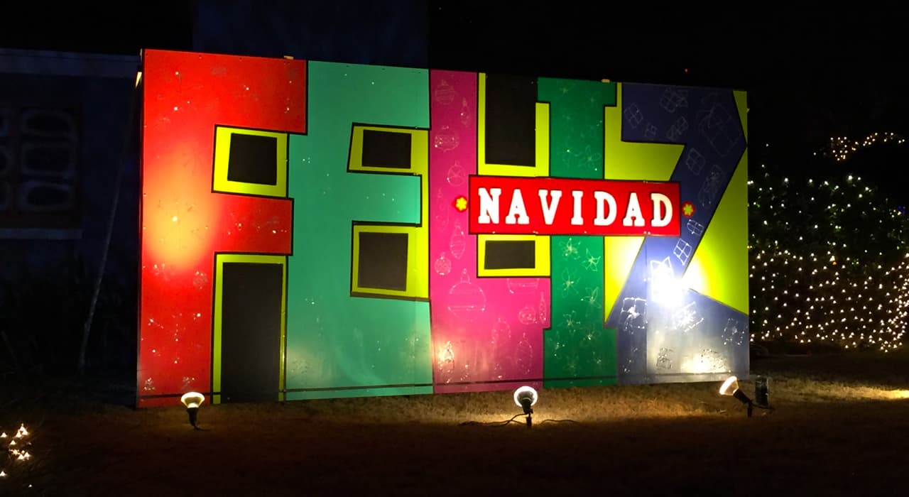 Un letrero gigante en español adorna una de las residencias.