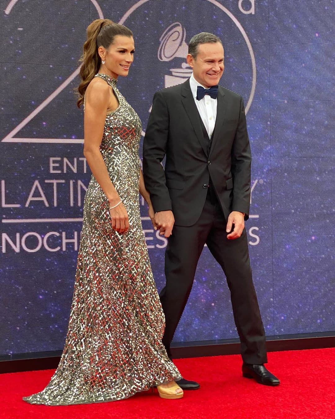 La modelo regiomontana y el conductor no se perdieron ninguna fotografía, todo el tiempo se les notó felices y tomados de la mano.