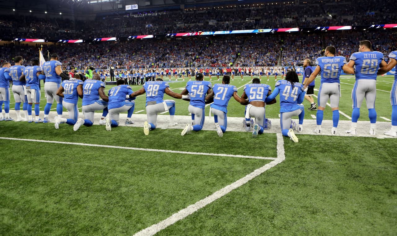 Los Detroit Lions en el Ford Field en señal de protesta contra el himno de los Estados Unidos.
