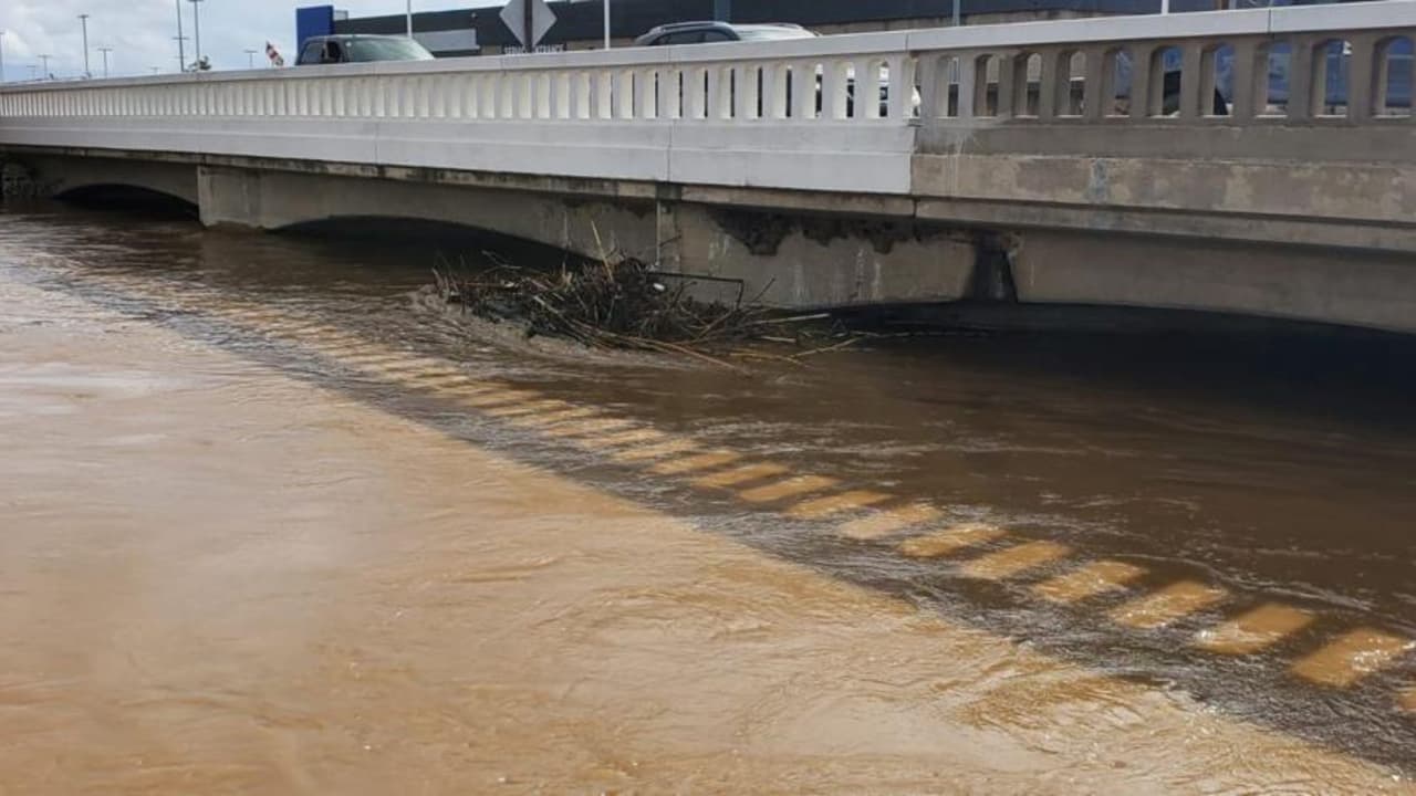 El agua estuvo a punto de rebasar algunos puentes vehiculares.