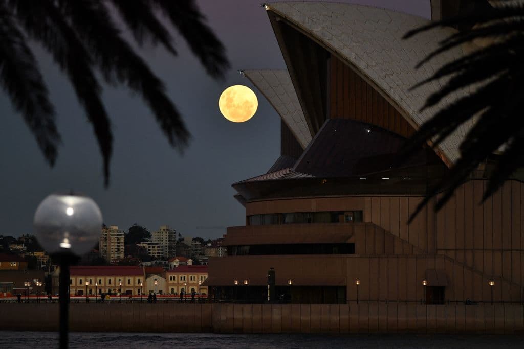 Una imagen de la Ópera de Sydney, Australia, con la superluna detrás. El Pacífico fue una de las zonas desde la que se pudo percibir el fenómeno con claridad.