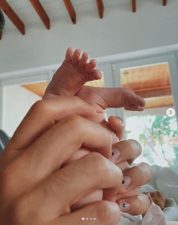 Camilo anunció la noticia el 9 de abril de 2022 con una foto de los pies de su bebé y varias capturas del parto en el agua que tuvieron en casa. Sin embargo, el cantante no especificó la fecha exacta en la que nació Índigo.