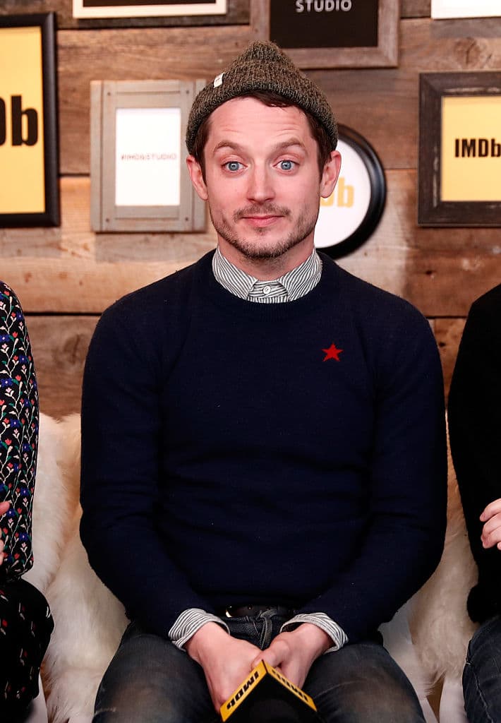 Mientras, y tras la dura batalla contra los orcos donde cayó Boromir, el hombre Aragorn, el elfo Legolas y el enano Gimli intentan rescatar a los medianos Merry y Pipin, secuestrados por los orcos de Mordor. Por su parte, Saurón y el traidor Sarumán continúan con sus planes en Mordor, a la espera de la guerra contra las razas libres de la Tierra Media.
<br>