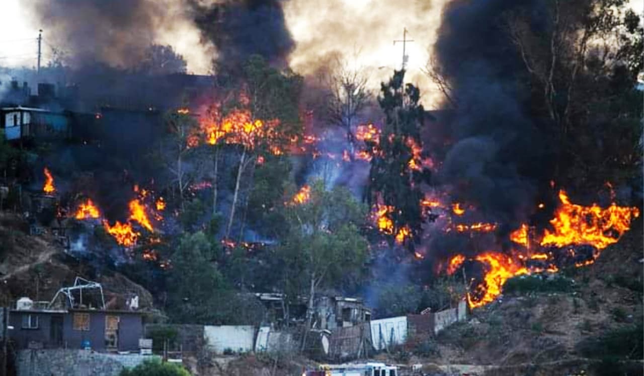 Al menos tres muertos dejan incendios forestales en Baja California, México