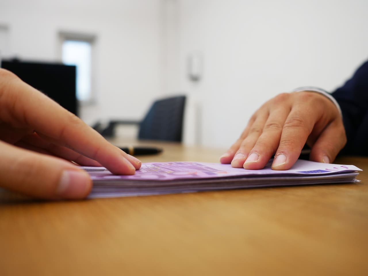 Solicita una copia de tu informe de crédito de cada oficina y pide que se coloque una alerta /fraude de alerta 'halcón' (hawk en inglés) en tu informe de crédito. 
<i><a href="https://www.kredite.org/" target="_blank">Imagen por Sabine Peters</a></i>
<a href="https://www.kredite.org/" target="_blank">. </a>