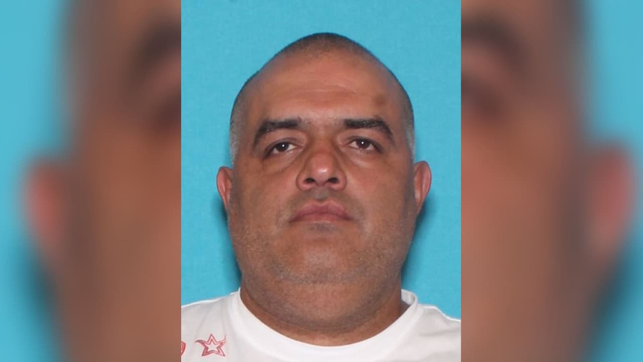 Eduardo Arteaga Delgado, 64 años, acusado de robo a casa habitación. Mide 5 pies 9 pulgadas de estatura, pesa 245 libras. Última ubicación conocida: Pearland, Texas.