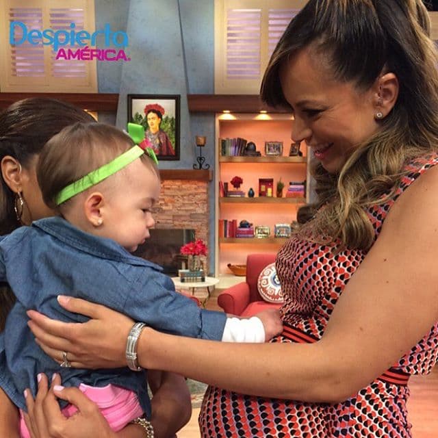 Parece que Michelle ya encontró a una nueva amiga: La baby de Satcha. (Abril 7, 2016)