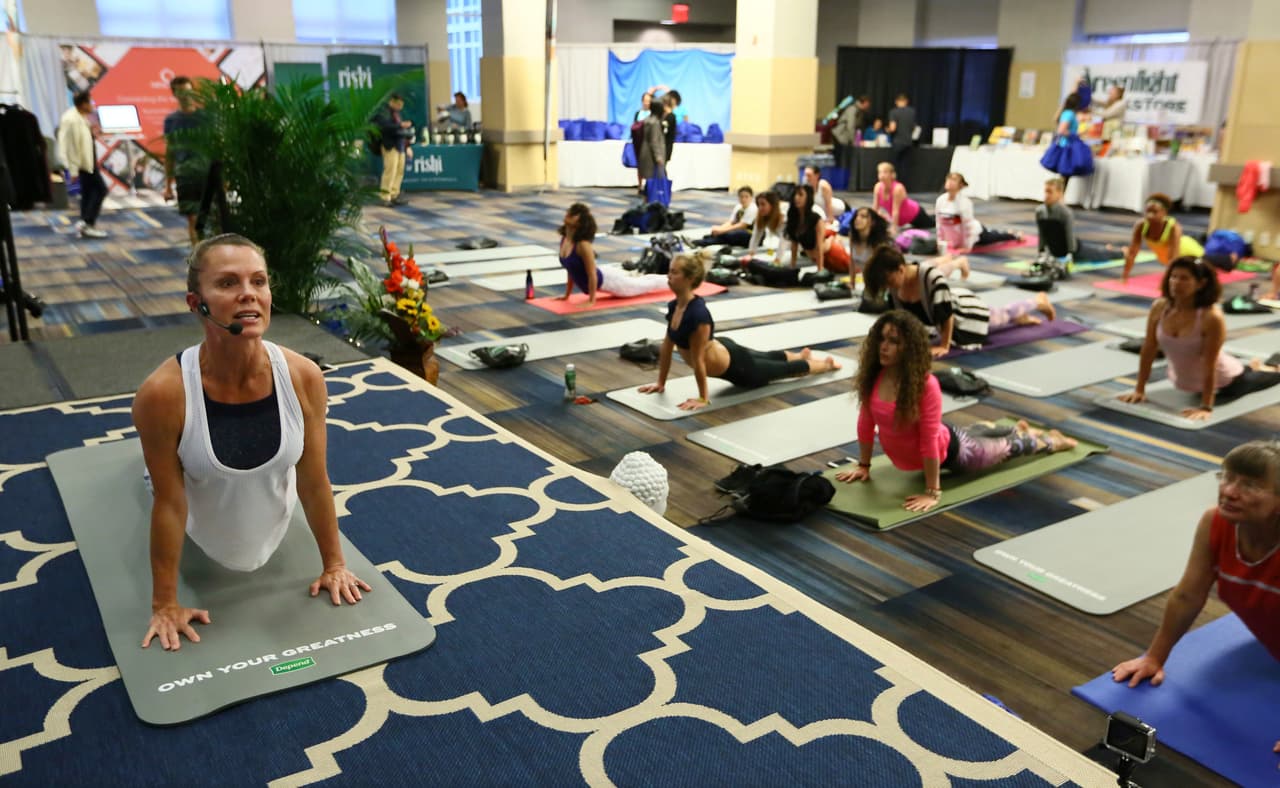 El yoga lleva años ganando popularidad, de manera que hoy, entre el 9 y 10% de la población estadounidense ha probado el yoga, aunque en su mayoría es una actividad en la que participan los anglosajones y no tanto las minorías raciales.