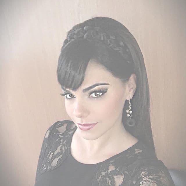 "Listo, caracterizada de mi Mari bella y ahora sí, a grabar!!! Maribel Guardia", compartió la actriz, quien etiquetó en la foto a la cantante.