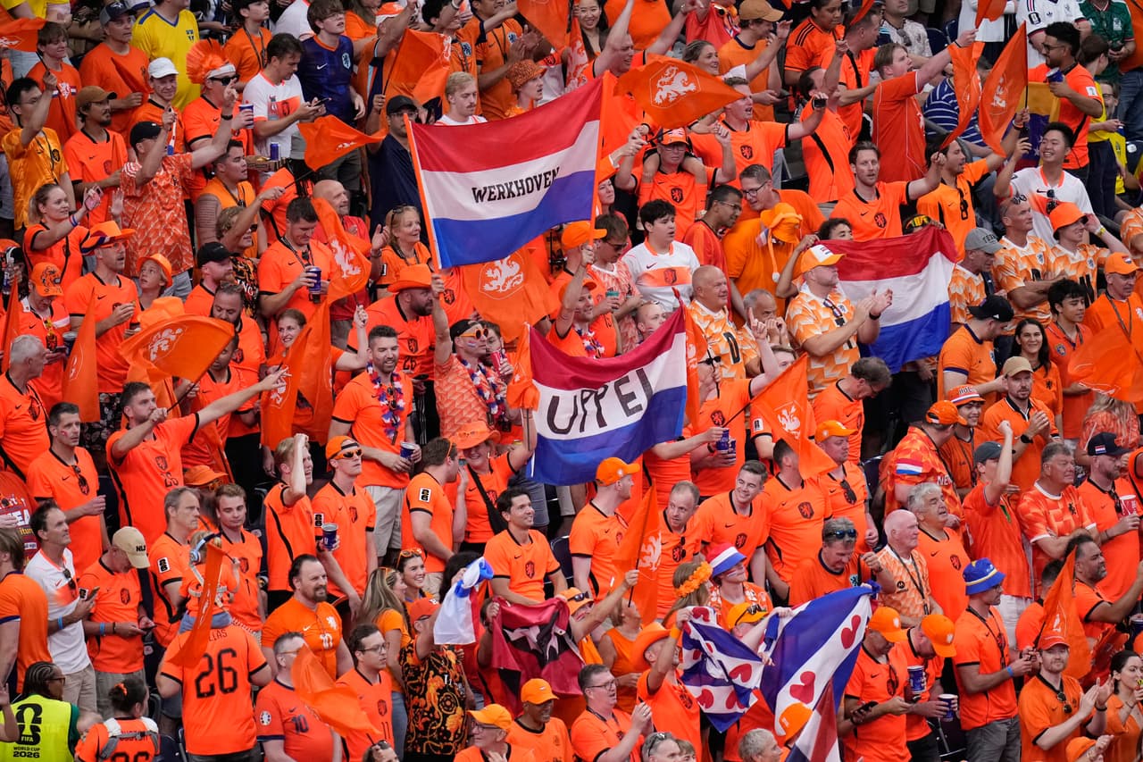 La afición holandesa luce como una marea naranja en las tribunas de la sede deportiva de Houston mientras espera el inicio del partido contra Suecia.