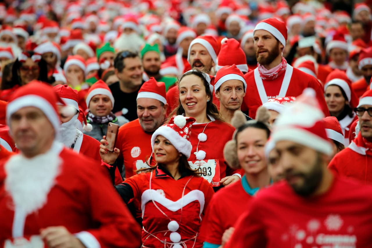 La "Carrera de Navidad", una competencia de atletas disfrazados de Santa Claus a la afueras de París. 15 de diciembre de 2019.