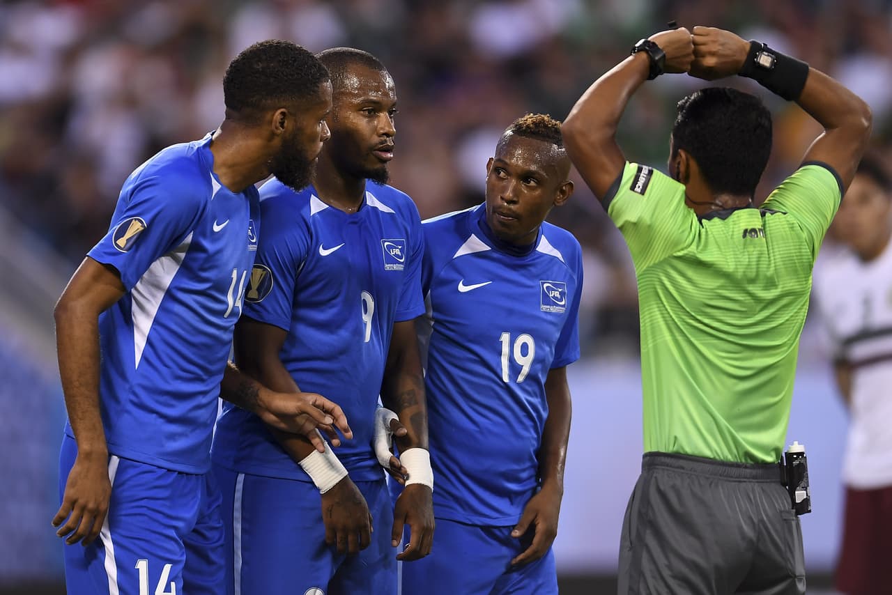 A pesar del marcador en contra, Martinica mantuvo su cerco y juego defensivo contra un México que seguía intentando.