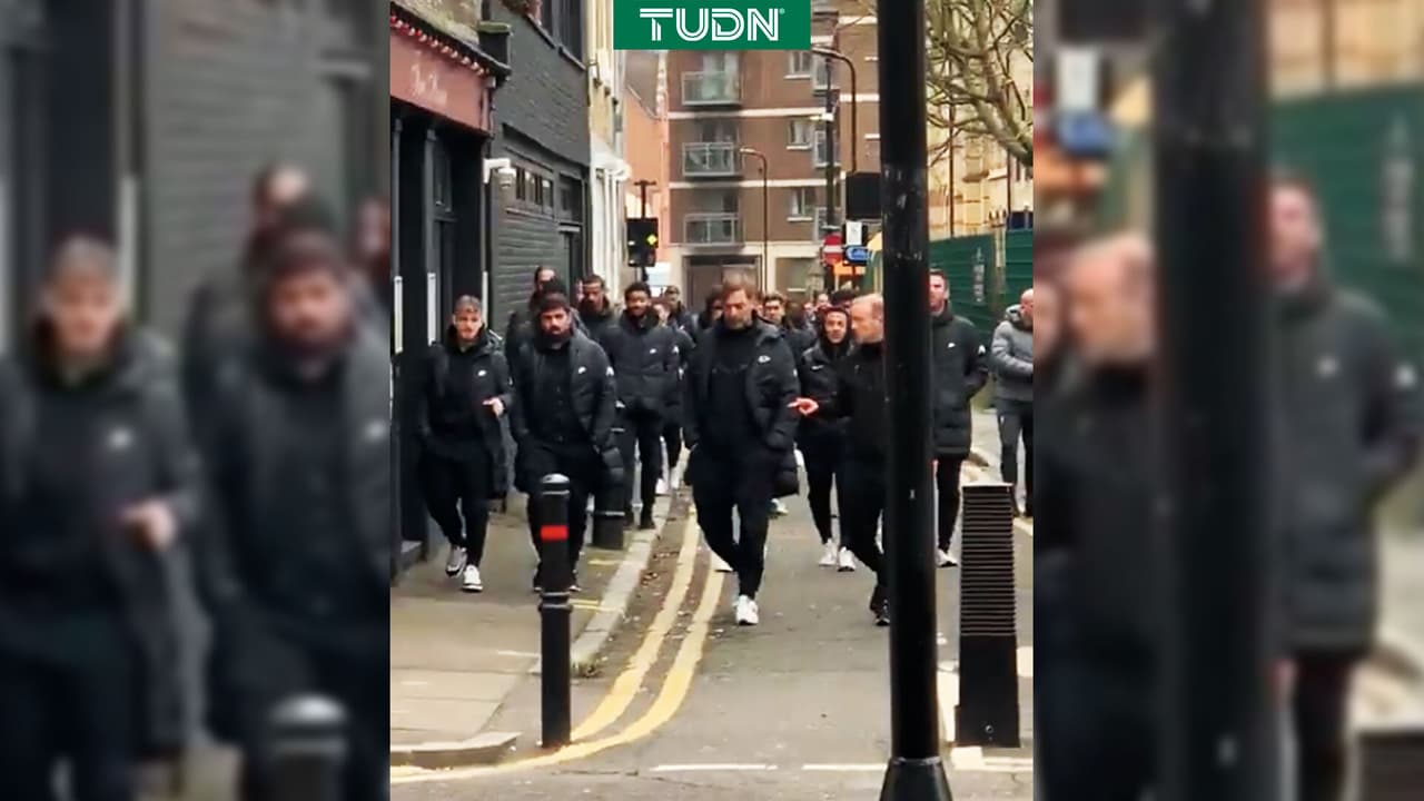 Liverpool pasea a pie por las calles de Londres