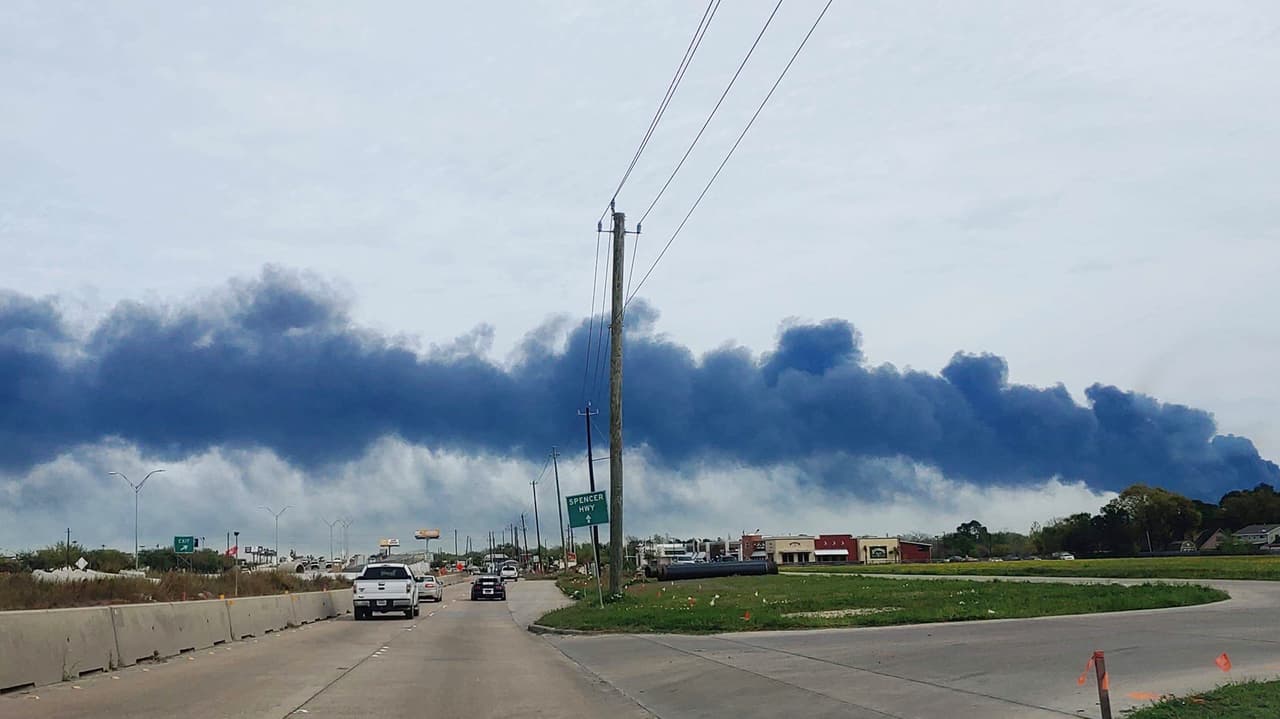 Desde diferentes puntos de la ciudad se aprecia la extensa estela de humo del poderoso incendio.