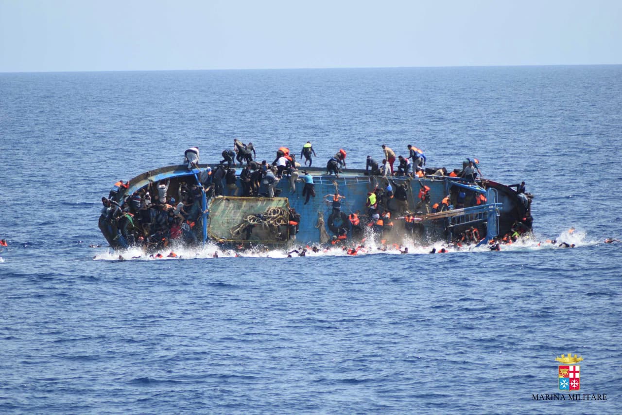<b>Naufragio en el Mediterráneo. </b>Un barco repleto de inmigrantes que intentaban llegar a Europa volcó frente a las costas de Italia en el mar mediterráneo. La Marina Italiana rescató del agua a cerca de 560 sobrevivientes de este accidente. 25 de mayo de 2016.