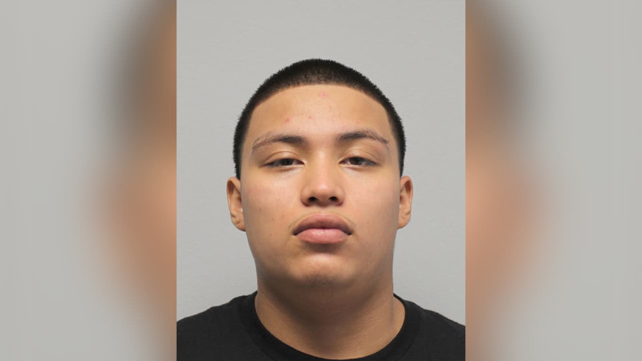 Las autoridades buscan a un tercer sospechoso involucrado en el caso y ha sido identificado como 
<b>Marcos Araniva</b>, de 19 años.