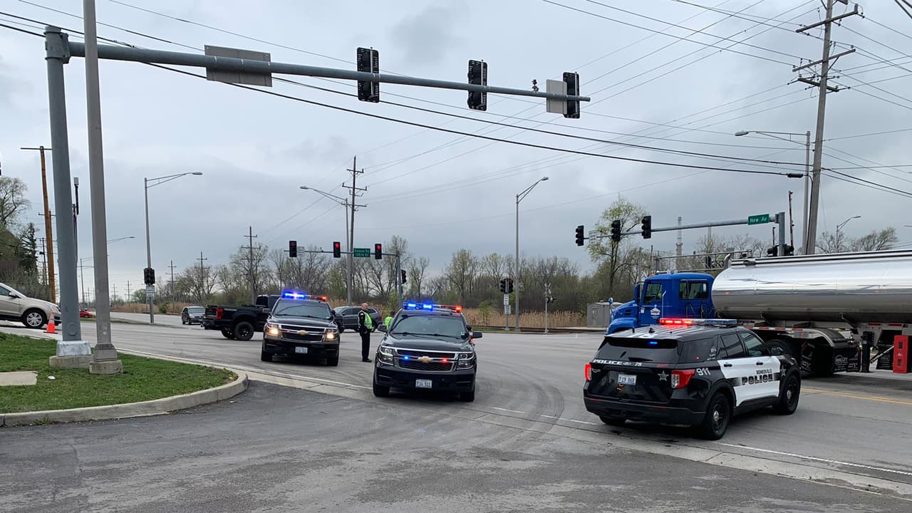 La Policía de Romeoville apoya las labores tras la explosión en la refinería Seneca Petroleum.