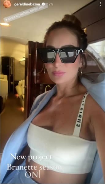 La actriz de telenovelas como 'Bajo las riendas del amor' no solo sorprendió con su estilo, al parecer inspirado en la década de los 70, sino también porque volvió a oscurecer ligeramente su melena rubia.