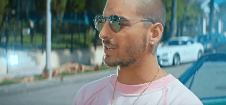 Por lo que en su clip él interpreta a un chico que está enamorado de la hija de un policía estadounidense, y al ser latino, se ve discriminado y su amor parece imposible.