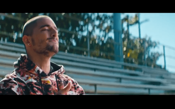 Al final del video, el amor vence y ellos se besan como grandes enamorados.