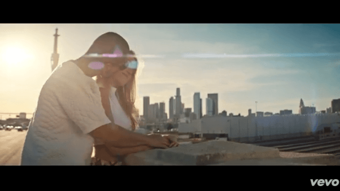 Que además de un tema social lleva una linda historia de amor.