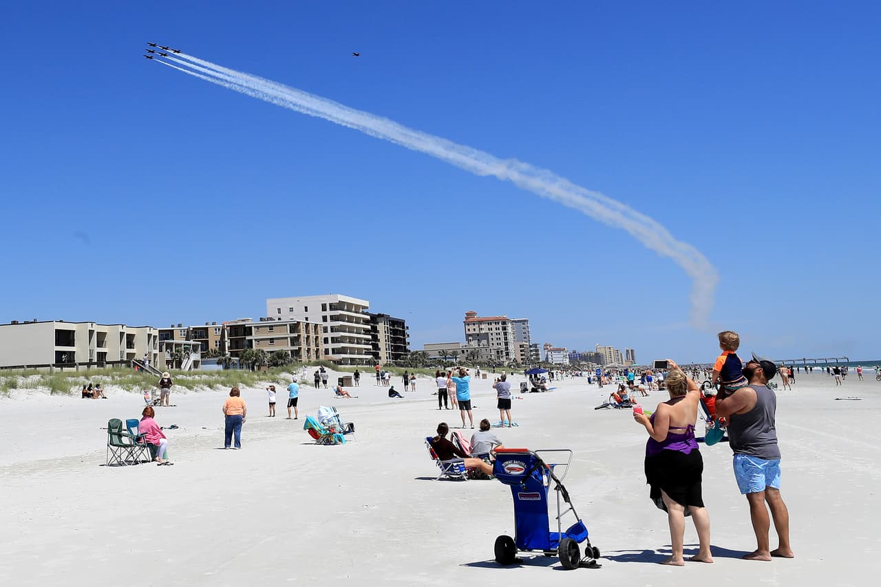 Los Blue Angels, el escuadrón de la Armada que está rindiendo tributo en todo EEUU a los trabajadores de la salud que batallan día a día con el coronavirus, estuvo en Florida el viernes.
<br>