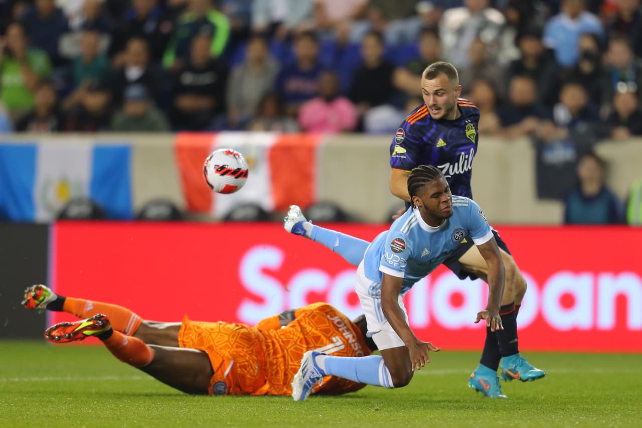 Un encuentro que desde el primer minuto se calentó y que mantuvo la tensión durante 45 minutos antes del tanto de Ruidíaz que acabó con las esperanzas del NYC FC.
