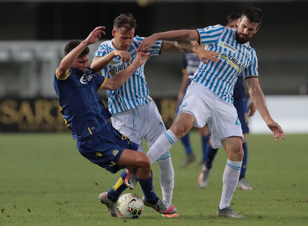 Con resultados de Hellas Verona 3-0 SPAL, Lazio 2-0 Brescia, Sampsoria 1-4 Milán, Sassuolo 5-0 Genoa, Udinese 1-2 Lecce, Fiorentina 4-0 Bologna y Torino 2-3 Roma, la penúltima jornada del futbol italiano.