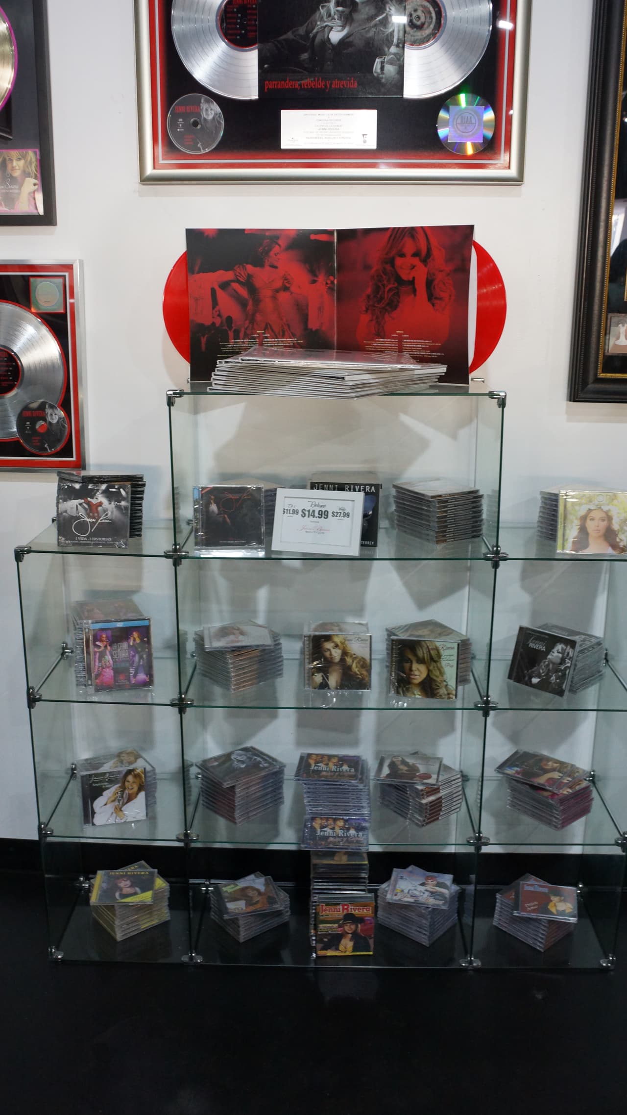 Chiquis, Rosie, Juan, Jacquie, Jenicka y Johnny Rivera celebran la apertura de 'Jenni Rivera Boutique' en Los Ángeles.