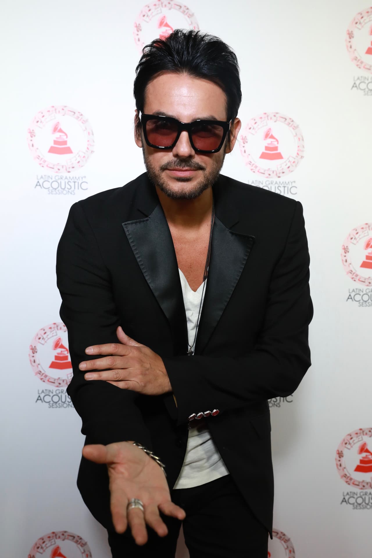 Beto Cuevas en la entrada del acústico en Los Ángeles.