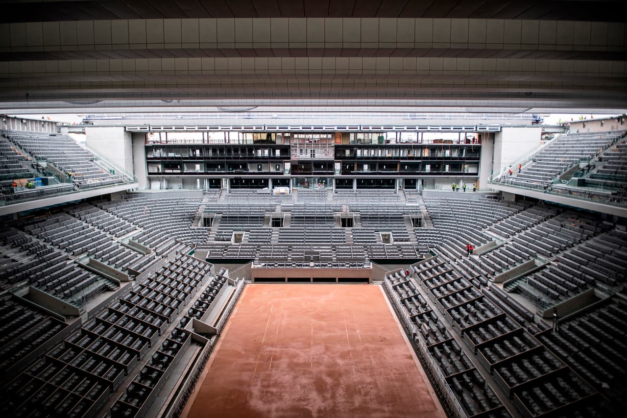 Este es el trabajo de construcción del nuevo techo del centro Philippe Chatrier en el estadio Roland Garros. Esta sede francesa se ha convertido en la última de las sedes del Grand Slam en instalar un techo retractable en su cancha principal.
