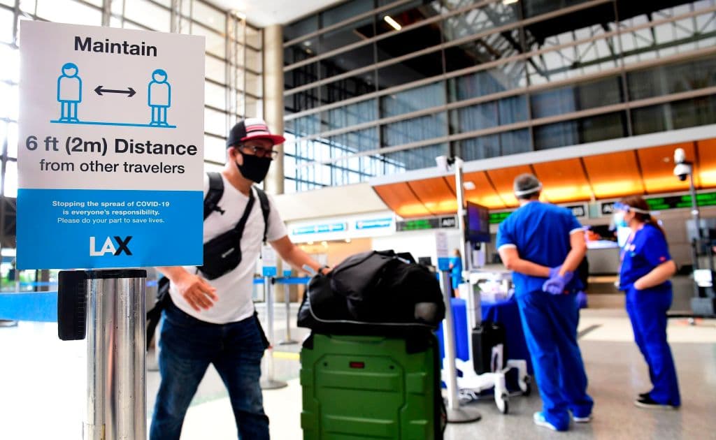 El aeropuerto de Los Ángeles añadió procesos adicionales en la zona de seguridad para detectar posibles pasajeros con covid-19.