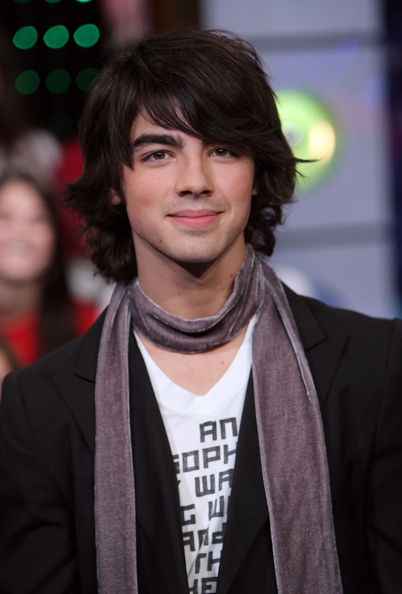 Para 2008, Joe y sus hermanos protagonizaron su propia serie de televisión, 'Jonas Brothers: Living the dream', además de la popular película 'Camp Rock', con Demi Lovato.