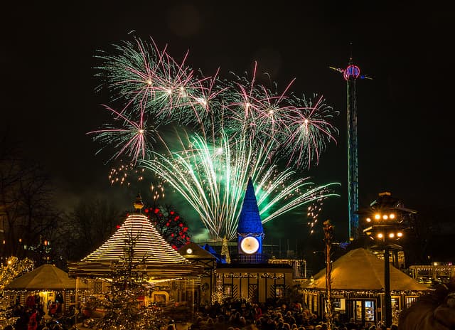 <b>11. Jardines Tivoli en Copenhague, Dinamarca.</b> Inaugurado en 1843, es uno de los parques de diversiones más antiguos del mundo y cuenta con montañas rusas, trenes y una variada oferta cultural de exposiciones y conciertos. Foto: 
<a href="https://www.flickr.com/photos/thomasrousing/">Thomas Rousing </a>/ Flickr.