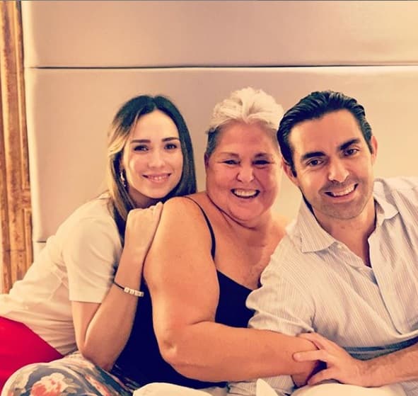 "Él iba con mi mamá y literal le dijo 'mira 
<b><a href="https://www.univision.com/programas/novelas/lupita-dalessio-dejo-la-promiscuidad-y-las-drogas-gracias-al-cristianismo-fotos" target="_blank">como tengo yo mi voz</a></b> por lo que estuve haciendo por muchos años, deja de hacer lo que estás haciendo porque tú eres una gran cantante y no quiero que sientas lo que yo siento', realmente conmovedor".